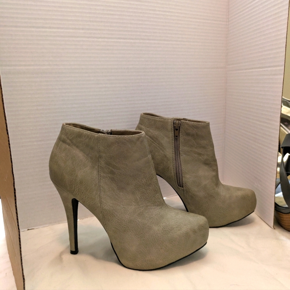 Qupid Elegant Cream Ankle Boots Size 8-1/2 - 5" Rise Side Zip